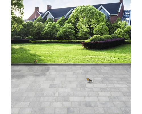 Außenbereich mit Pflastersteinen, Rasen und Gartenanlage