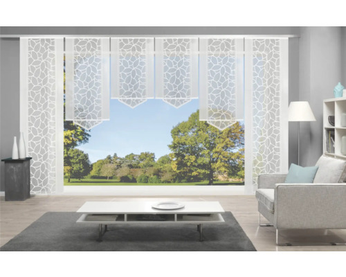 Wohnzimmer mit Schiebevorhängen mit Blattmuster vor einem Fenster