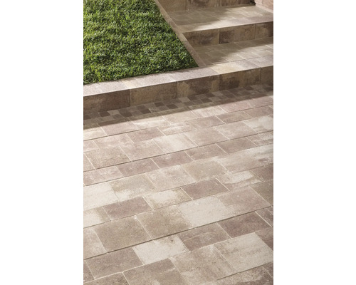 Gartenweg und Treppe aus Pflastersteinen