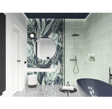 Modernes Badezimmer mit Dusche, Waschbecken, Spiegel und dekorativer Wandgestaltung