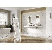 Helles Badezimmer mit Badewanne, Waschtisch, Spiegel und stehendem Spiegel mit Beleuchtung