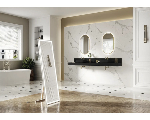 Badezimmer mit Badewanne, Waschtisch mit zwei Waschbecken und beleuchtetem Spiegel
