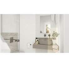 Helles Badezimmer mit Waschbecken, Spiegel und Handtüchern.