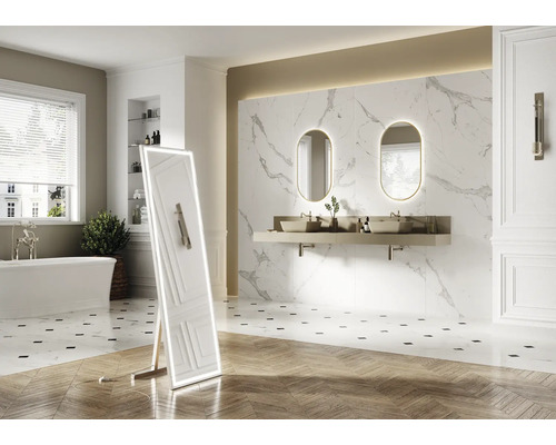 Helles Badezimmer mit Badewanne, Waschtisch mit zwei Waschbecken, zwei beleuchteten Spiegeln und einem beleuchteten Standspiegel