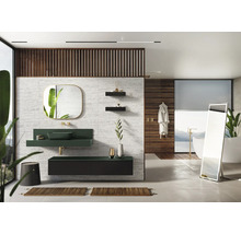 Helles Badezimmer mit Waschtisch, Spiegel, Badewanne und Holzdetails für eine moderne und entspannende Atmosphäre.