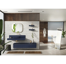 Badezimmer mit Waschtisch, Spiegel und Badewanne in hellem und modernem Design