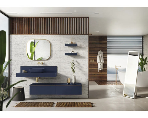 Badezimmer mit Waschtisch, Spiegel und Badewanne in hellem und modernem Design