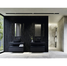 Badezimmer mit zwei Waschtischen, Spiegeln und Holzwand