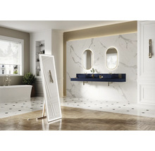 Badezimmer mit freistehender Badewanne, Waschtisch mit zwei Waschbecken, Spiegel und stehendem Spiegel mit Beleuchtung