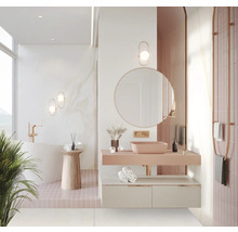 Badezimmer mit Waschtisch, Spiegel, Badewanne und Armaturen