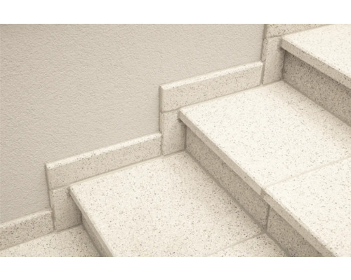 Treppe mit Fliesenbelag und Sockelleisten