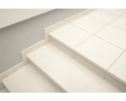 Treppe mit Fliesenbelag