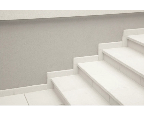 Treppe mit Fliesen und Sockelleisten