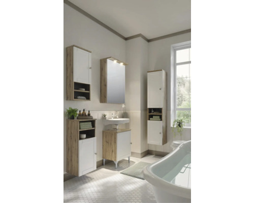 Badezimmer mit Waschtisch, Spiegelschrank und Hochschränken