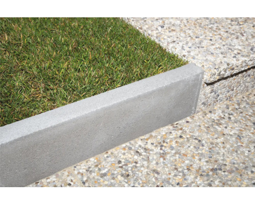 Rasenkante aus Beton neben einer Rasenfläche