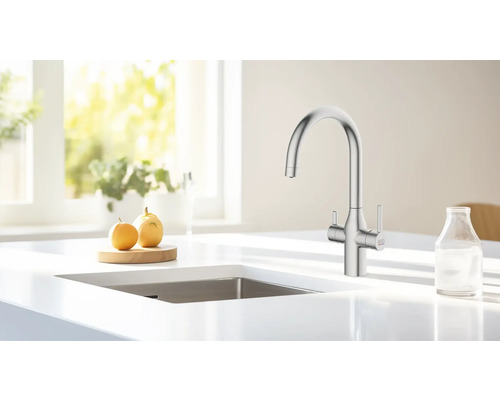 Küchenszene mit Spültischarmatur und Spülbecken