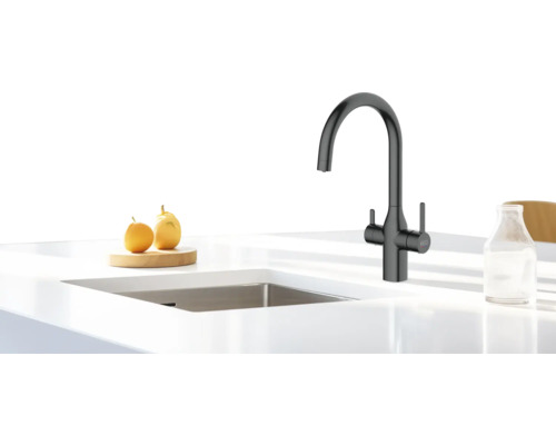 Küchenarmatur aus Metall auf einer Arbeitsplatte mit Spüle