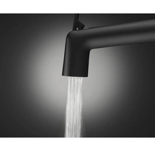 Schwarzer Wasserhahn mit fließendem Wasser