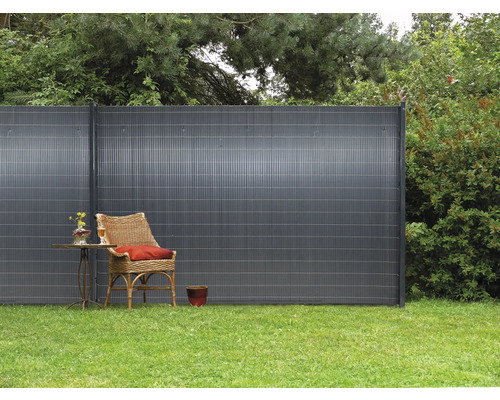 Gartenszene mit Sichtschutzzaun, Sessel und Tisch auf Rasen