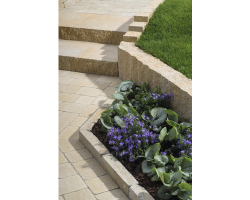 Außenbereich mit Pflastersteinen, Treppe und Blumenbeet