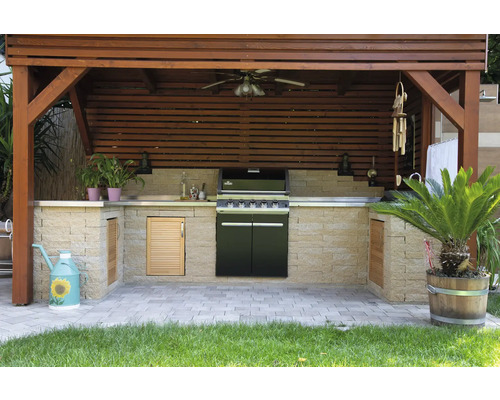 Außenküche mit Grill unter einer Holzüberdachung auf einer Terrasse