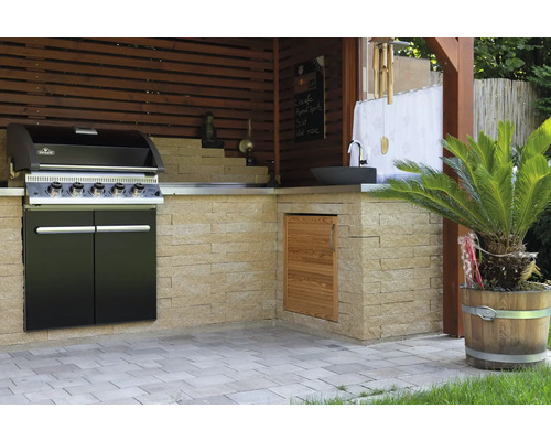 Outdoor-Küche mit Grill, Spüle und Stauraum unter einem Holzpavillon