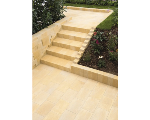 Garten mit Steintreppe und gepflastertem Weg