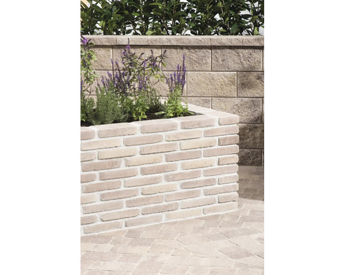 Garten mit Hochbeet aus Stein und Mauer
