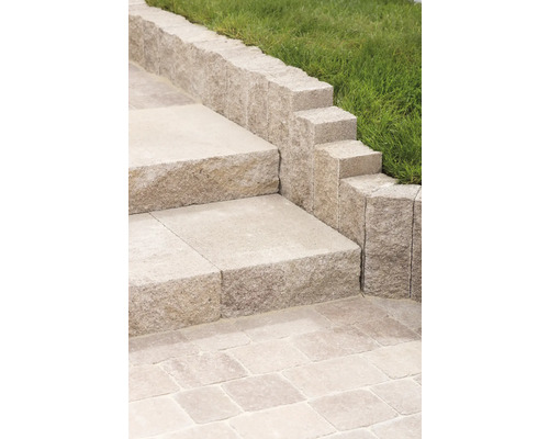 Treppe und Mauer aus Stein im Garten