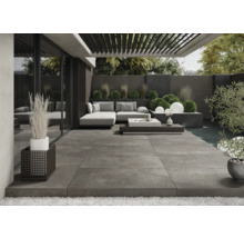 Terrasse mit Gartenmöbeln, Pflanzen und Bodenfliesen