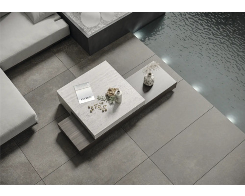 Fliesenboden mit Couch, Tisch und Pool