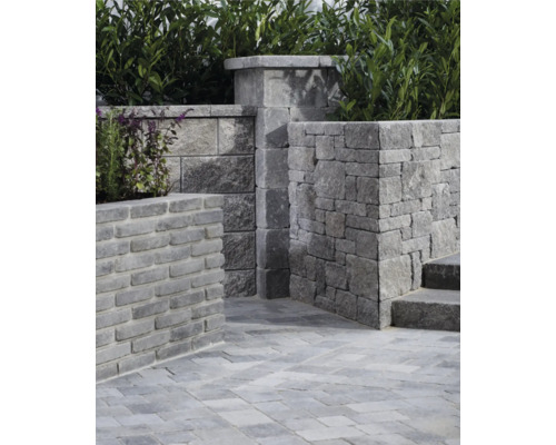 Garten mit Steinmauer und Pflastersteinen