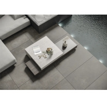 Beispiel einer Terrassengestaltung mit großformatigen Fliesen, Couch, Couchtisch und Pool