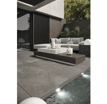 Modern gestaltete Terrasse mit Sitzgruppe, Couchtisch und Pool