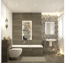 Helles Badezimmer mit Toilette, Badewanne, Waschbecken und Spiegel