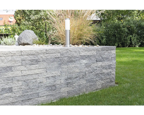 Garten mit Mauer aus Natursteinen, Dekoration und Beleuchtung