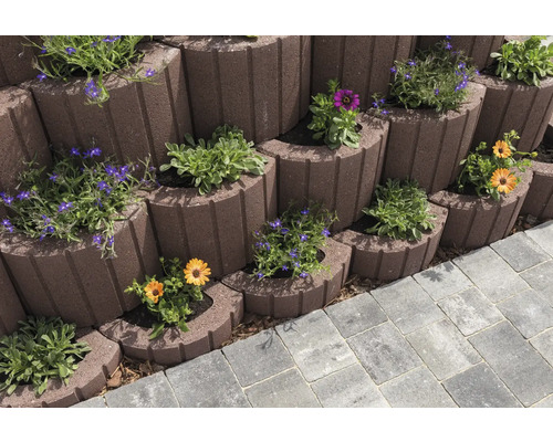 Gestapelte Kräuterspirale aus Beton mit Bepflanzung