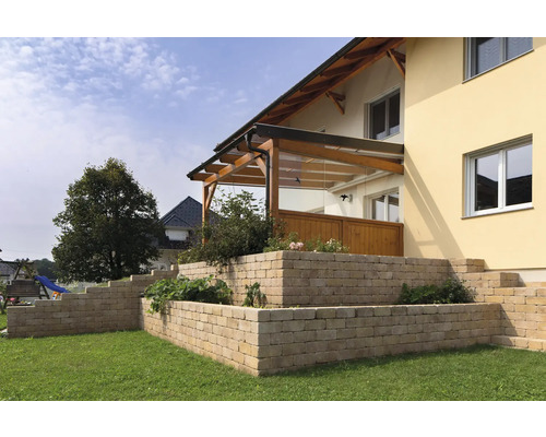 Haus mit Gartenmauern aus Stein und überdachter Terrasse
