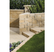Garten mit Trockenmauer, Treppen und Rasenfläche