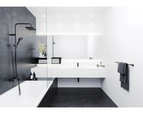 Modernes Badezimmer mit Badewanne, Dusche, Waschtisch und Handtuchhalter