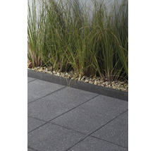 Terrasse mit Betonplatten, Gräsern und Zierkies