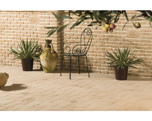 Terrasse mit Mauer, Stuhl, Pflanzen und Dekoration