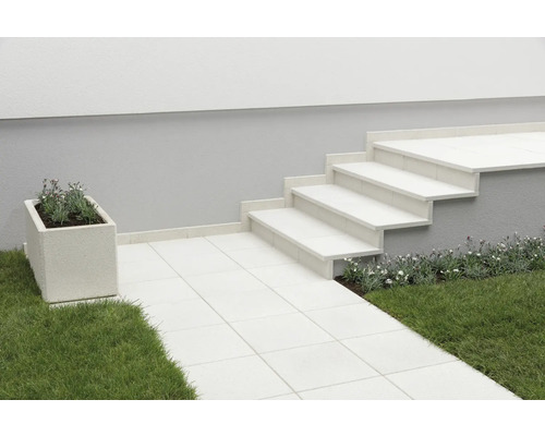 Gartenszene mit Steintreppe, Pflastersteinen und Blumenkasten