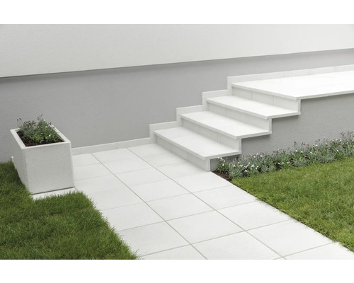 Gartenweg mit hellen Pflastersteinen, Treppe und Pflanzenkübel
