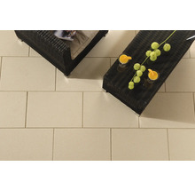 Terrasse mit Möbeln und Betonplatten