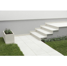 Außenbereich mit Pflastersteinen, Treppe und Pflanzkübel