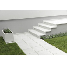 Außenbereich mit Pflastersteinen, Treppe und Pflanzkübel