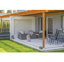 Terrasse mit Pergola, Gartenmöbeln und Hund
