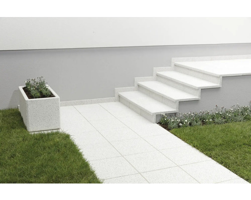 Gartenanlage mit Pflastersteinen, Treppe und Pflanzkübel