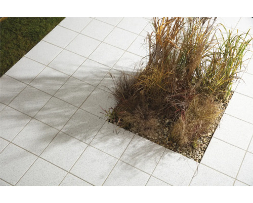 Terrasse mit Betonpflastersteinen und Pflanzenbeet